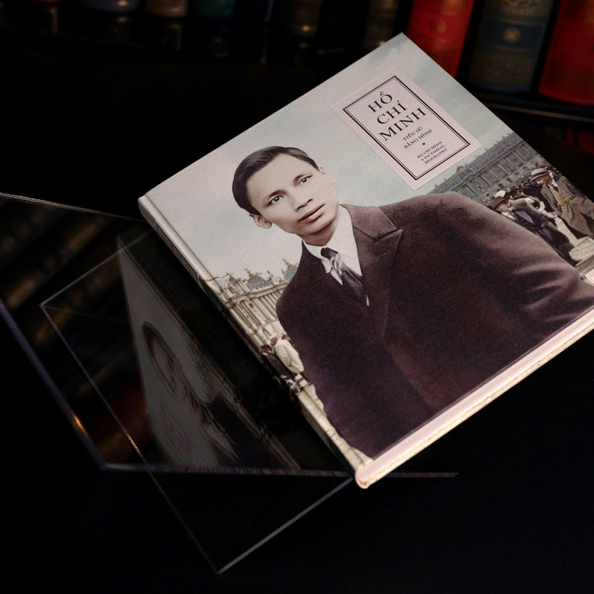 Sách Hồ Chí Minh – Tiểu sử bằng hình: Tư liệu lịch sử quý giá và quà tặng cao cấp