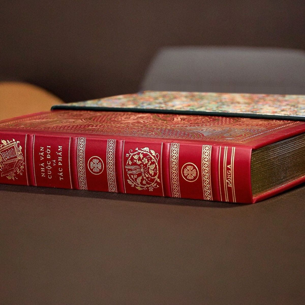Sách "Nhà văn: Cuộc đời và tác phẩm" bản giới hạn bìa da cao cấp - Ảnh 7