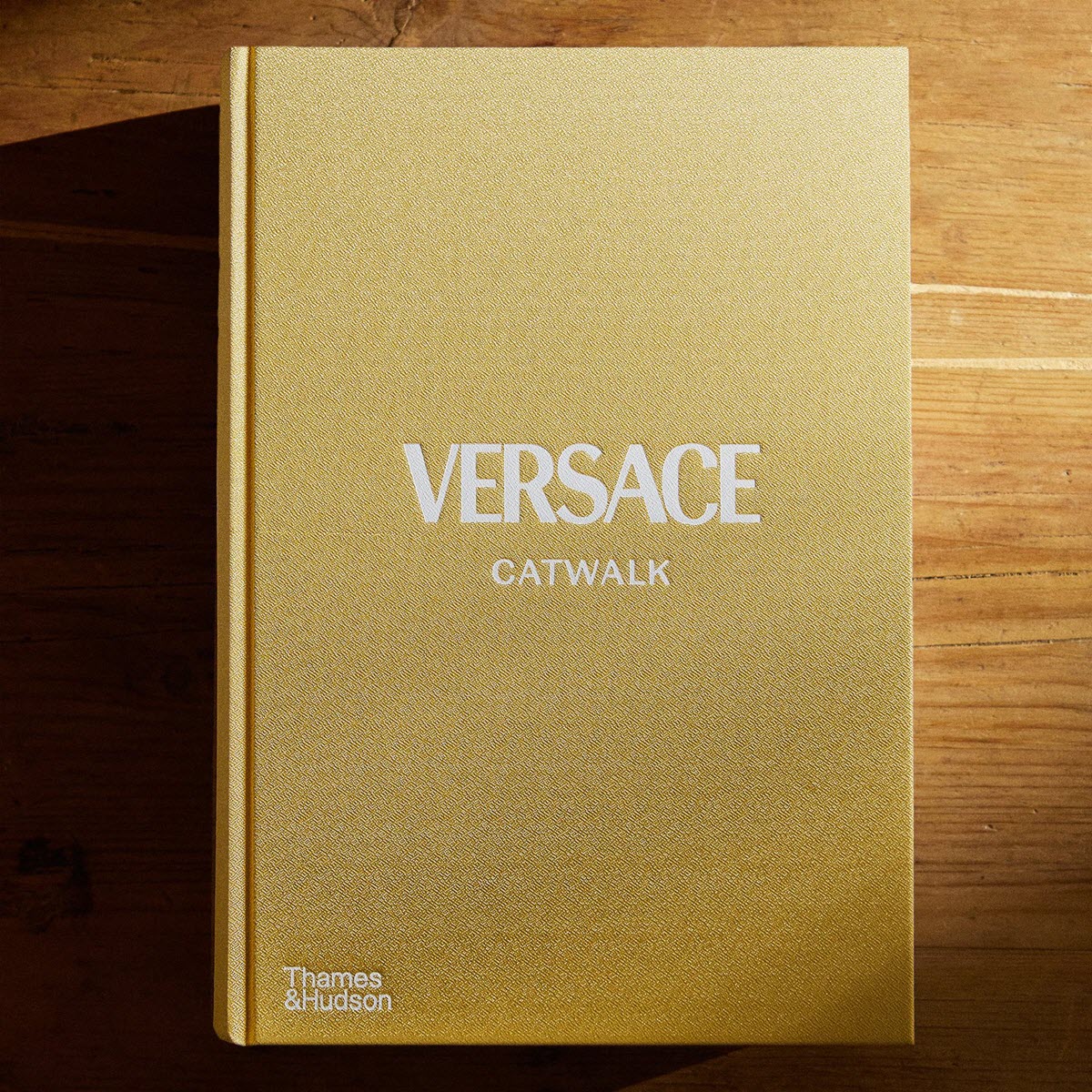 Sách Versace Catwalk: The Complete Collections (Bìa Vải)