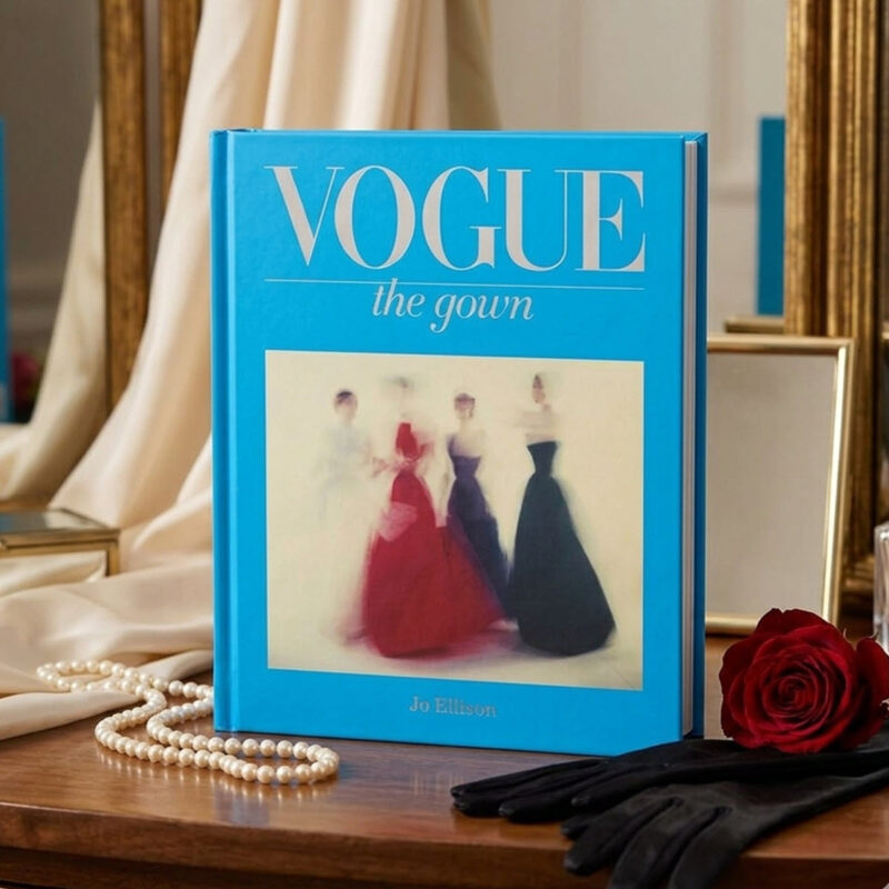 Sách Vogue: The Gown bìa cứng